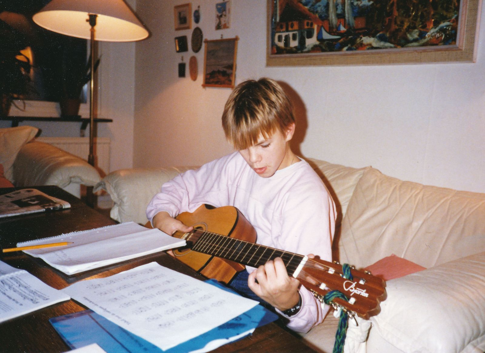 Thomas övar gitarr