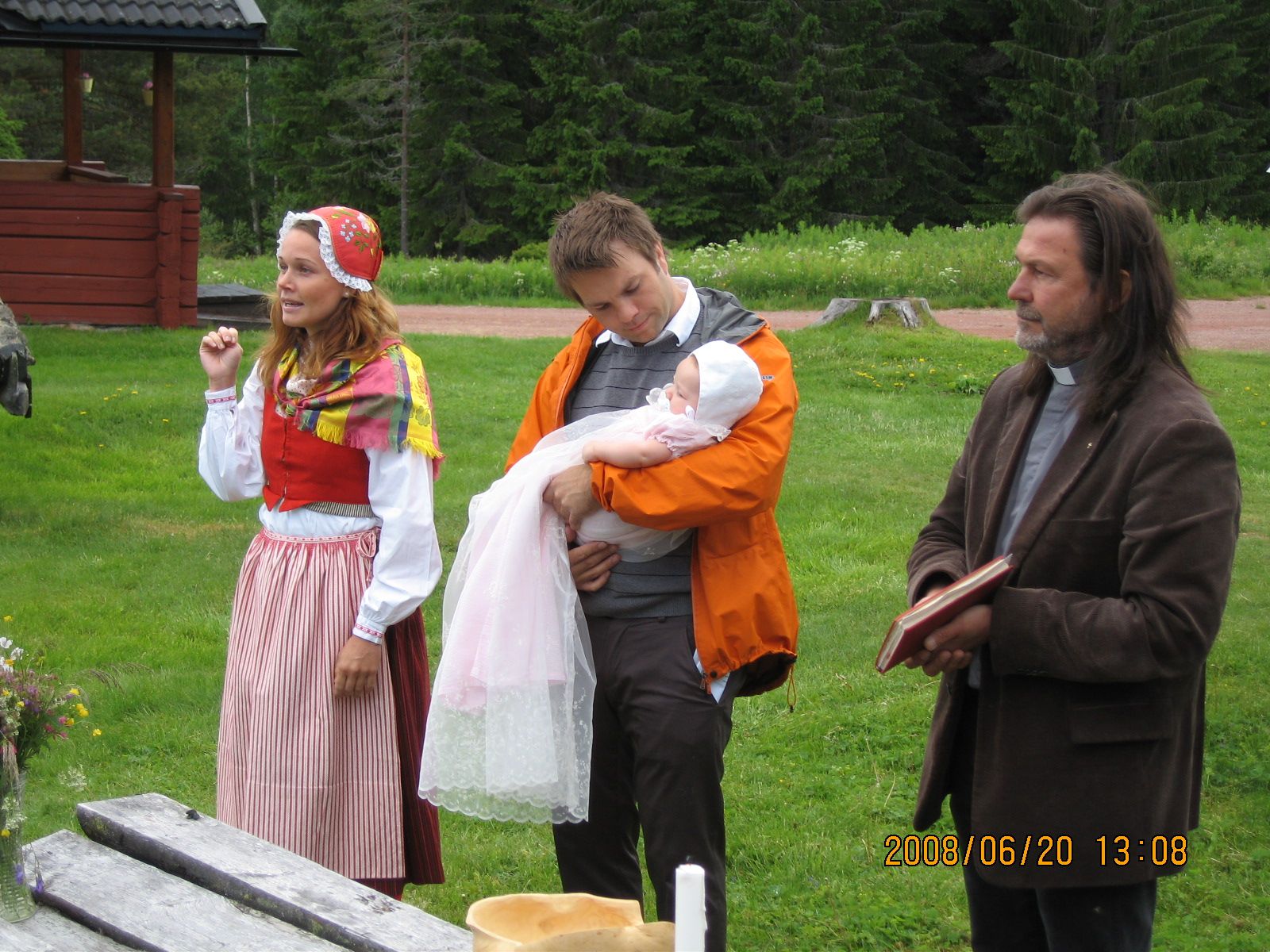 Idas dop. Ylva, Thomas med Ida och prästen.