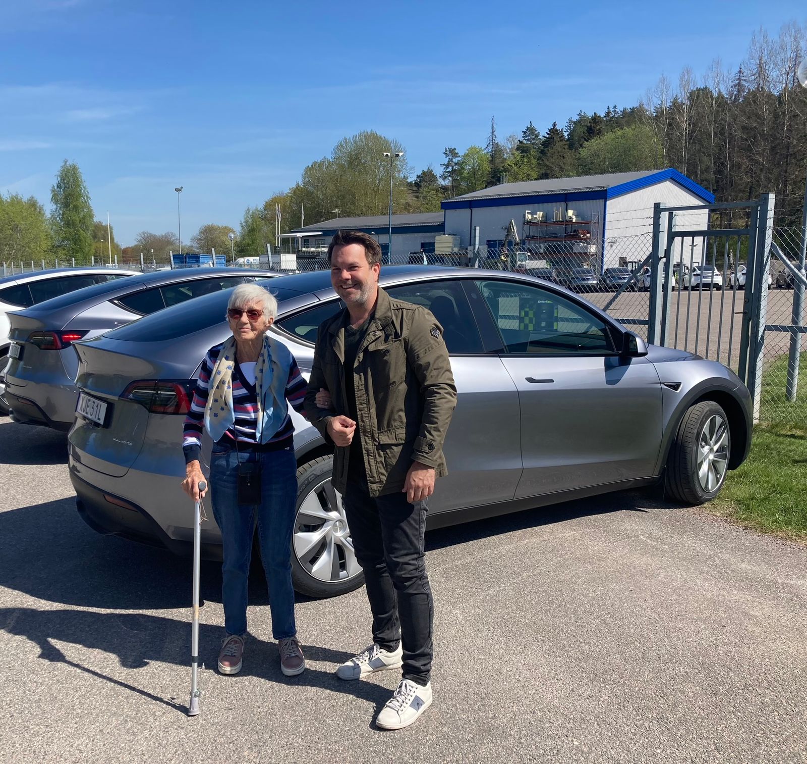 Thomas visar upp sin nya bil för Ally 98 år