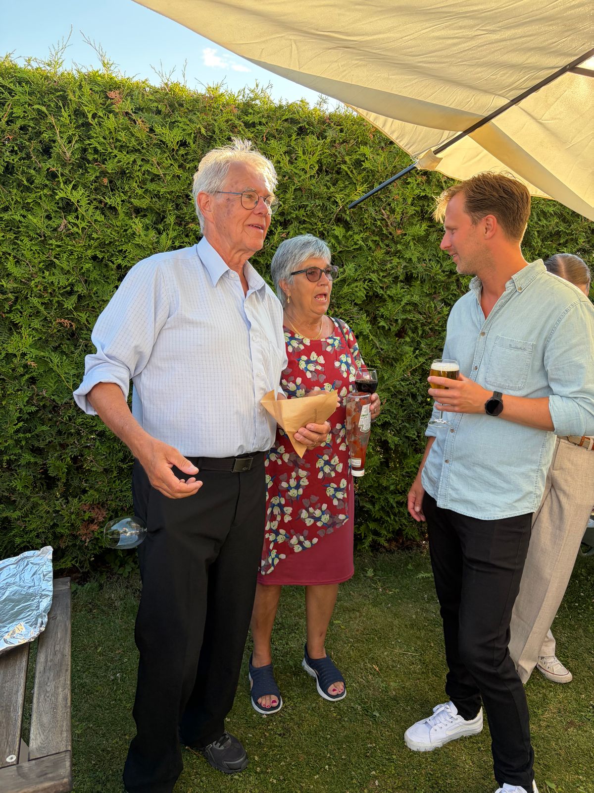 Bertil hittar lösningar för glaset inför burgaren